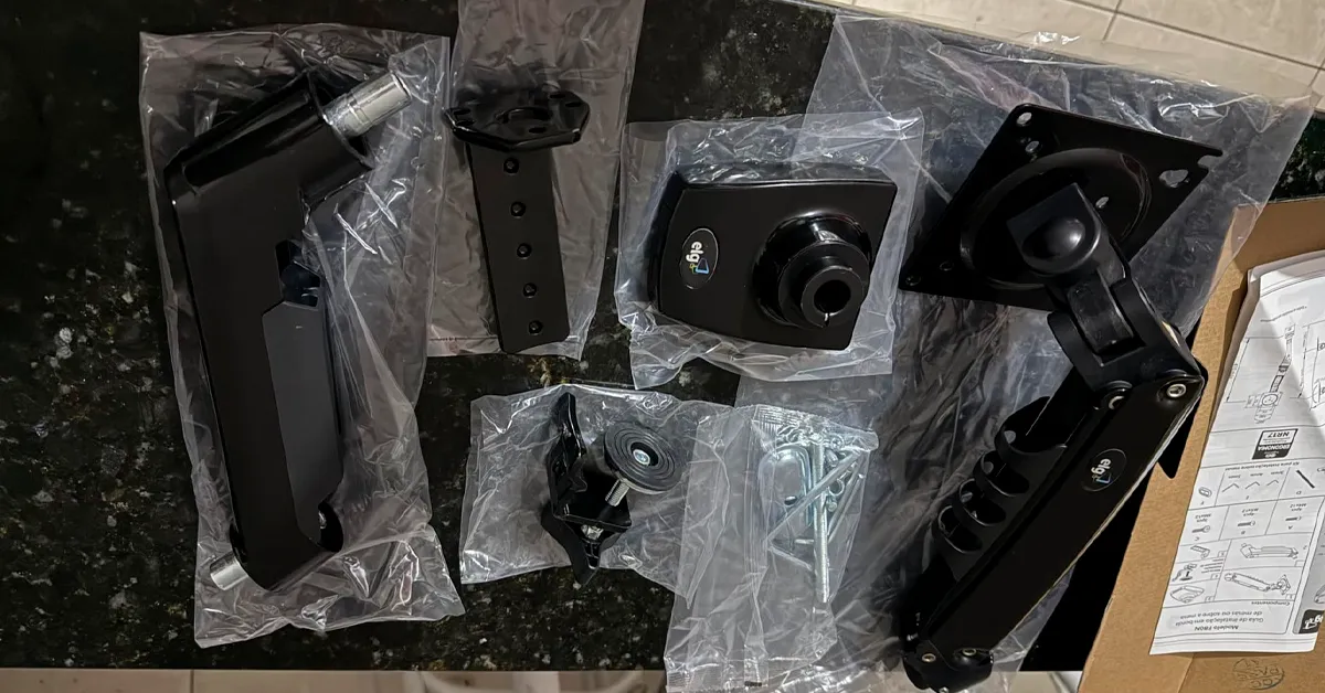Suporte articulado ELG F80n é bom? Veja como organizamos nossa mesa