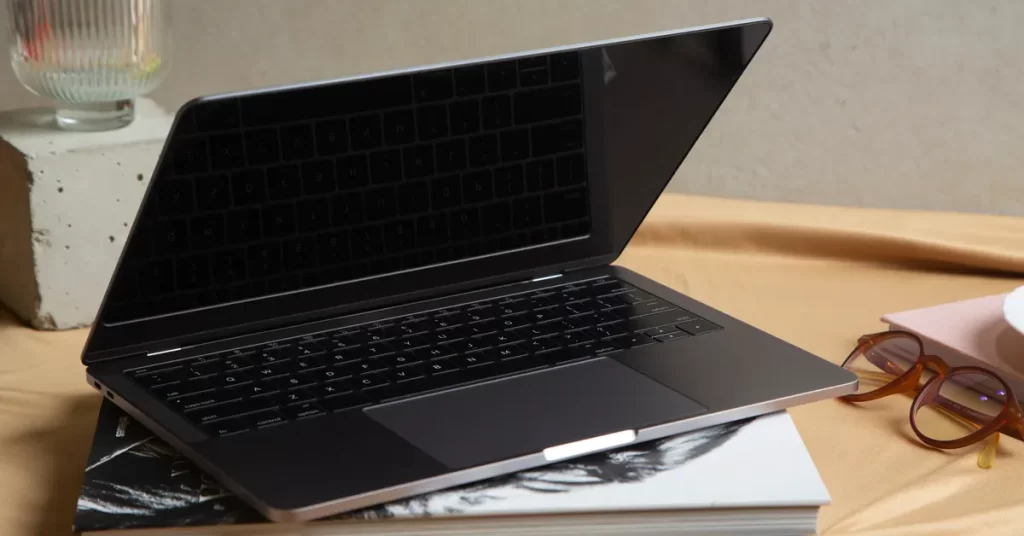 Notebook para trabalhar com processador potente, 16GB RAM, SSD rápido, tela Full HD, bateria durável, conectividade completa e segurança avançada para profissionais